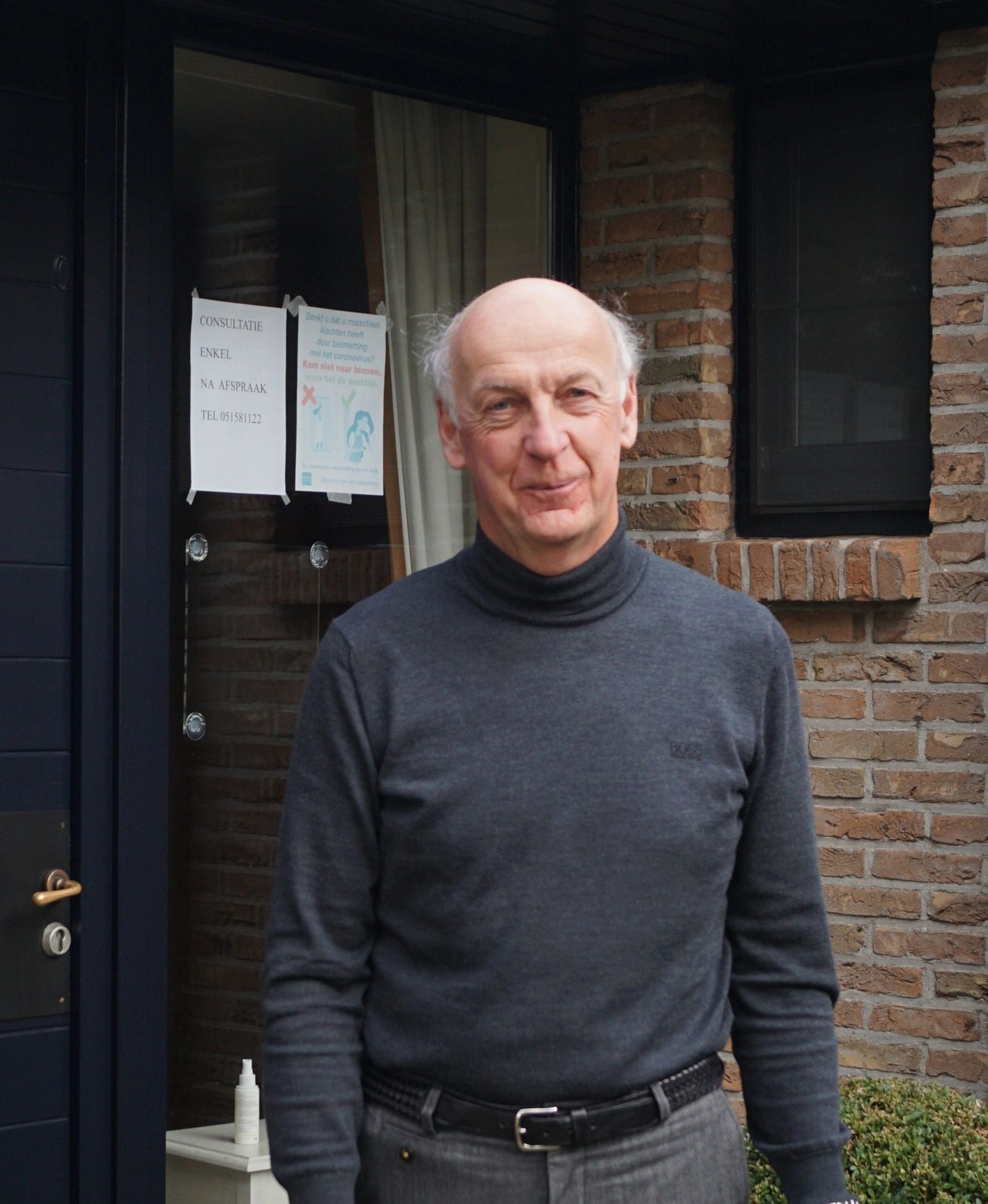 Dr. Dirk Anseeuw aan de voordeur van de praktijk